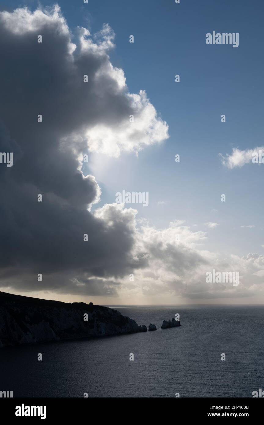 Cette photo est des aiguilles à la pointe de l'île de Wight.les aiguilles sont 3 énormes rochers de craie blanche, gardées par un phare du XIXe siècle. Banque D'Images