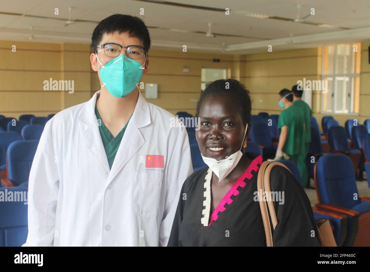 Juba, Soudan du Sud. 19 mai 2021. Li Jinchuan (L), professeur de langue chinoise, et Shida Joseph Yacoub, psychologue à l'hôpital universitaire de Juba, posent pour une photo à l'hôpital de Juba, capitale du Sud Soudan, le 19 mai 2021. Les travailleurs de la santé du Sud-Soudan ont commencé à apprendre le chinois à l'hôpital d'enseignement de Juba, dans la capitale du pays. Cela renforcera la collaboration entre le personnel local et les médecins chinois dans le pays.TO GO WITH 'Feature: South Sudan Health Workers enharded to Learn Chinese language' Credit: Denis Elamu/Xinhua/Alay Live News Banque D'Images