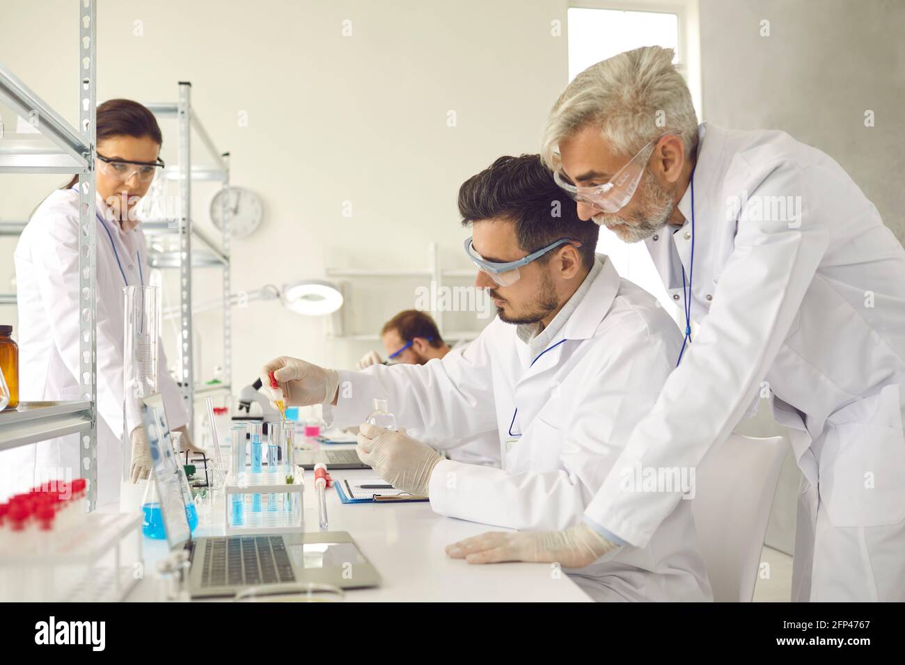 Groupe de scientifiques travaillant en laboratoire, faisant de la recherche et utilisant des équipements de laboratoire modernes Banque D'Images