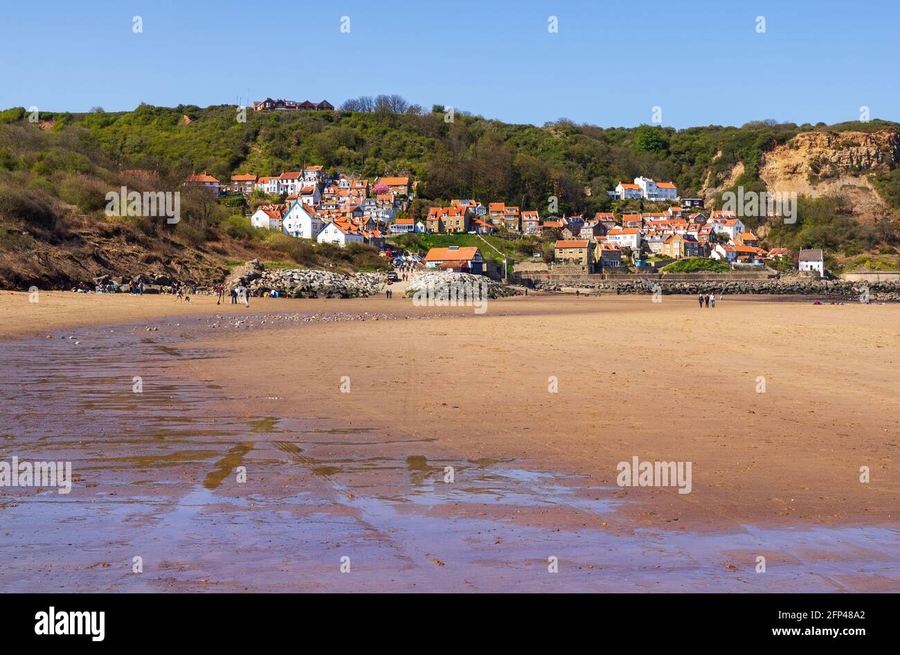 Runswick Bay est l'une des plus belles destinations de la côte du Yorkshire avec sa baie protégée et ses charmantes cottages sur toit rouge. Banque D'Images
