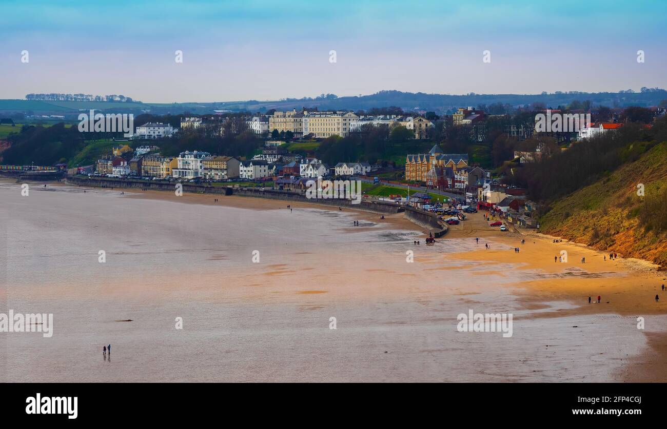 Plage de Filey et front de mer à marée basse, vue de Filey Brigg. Filey se trouve sur la côte du Yorkshire du Nord, à l'extrémité est de Cleveland Way. Banque D'Images