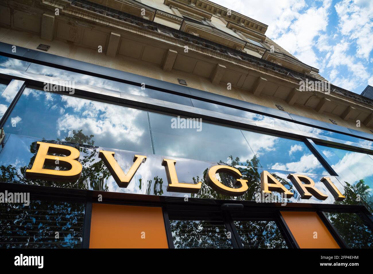 Entrée du magasin Bulgari sur l'avenue des champs-Élysées, Paris, France.  Marque italienne de luxe connue pour ses bijoux, montres, parfums et  accessoires Photo Stock - Alamy