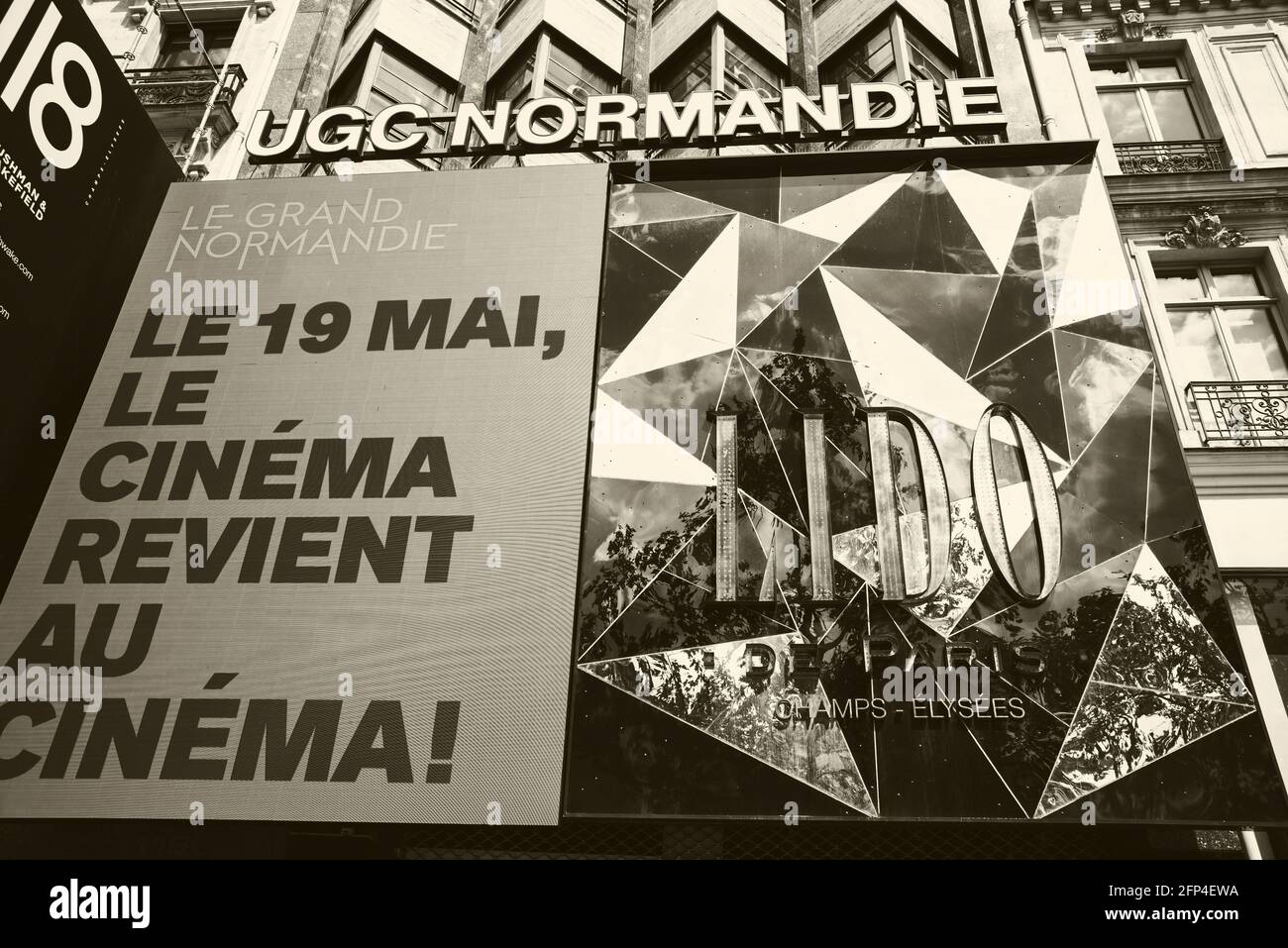 Paris, France. Affiche sur le cinéma UGC Normandie sur l'avenue des champs-Elysées informant que le cinéma sera rouvert à partir de mai 19. La vie pendant le Covid-19 Banque D'Images
