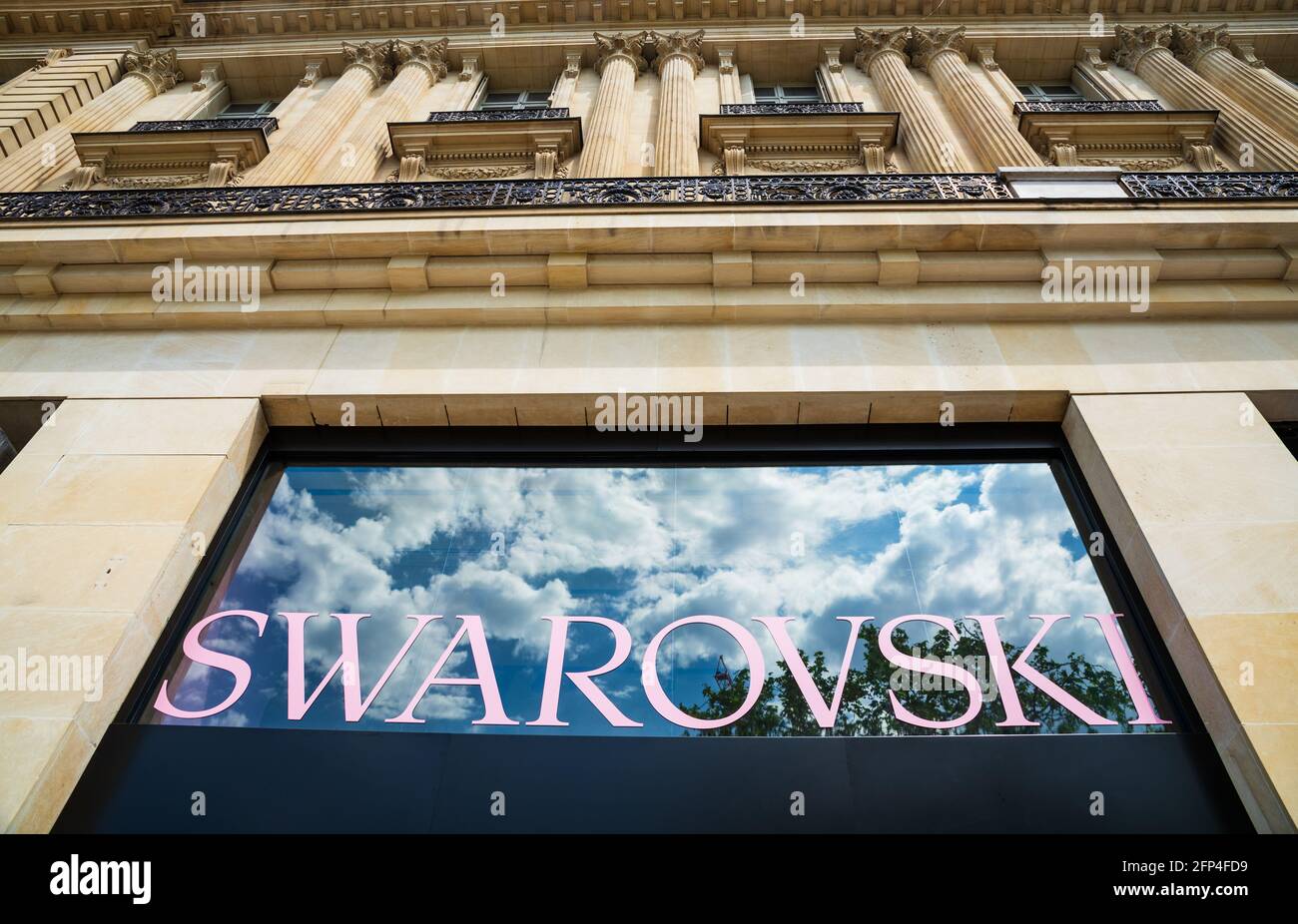 Entrée du magasin SWAROVSKI sur l'avenue des champs-Élysées, Paris, France.  Célèbre marque autrichienne de luxe connue pour ses bijoux en cristal et  ses montres Photo Stock - Alamy