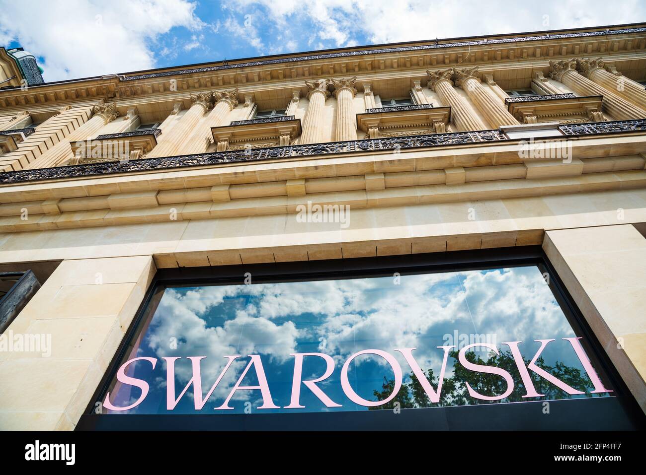 Entrée du magasin SWAROVSKI sur l'avenue des champs-Élysées, Paris, France.  Célèbre marque autrichienne de luxe connue pour ses bijoux en cristal et  ses montres Photo Stock - Alamy