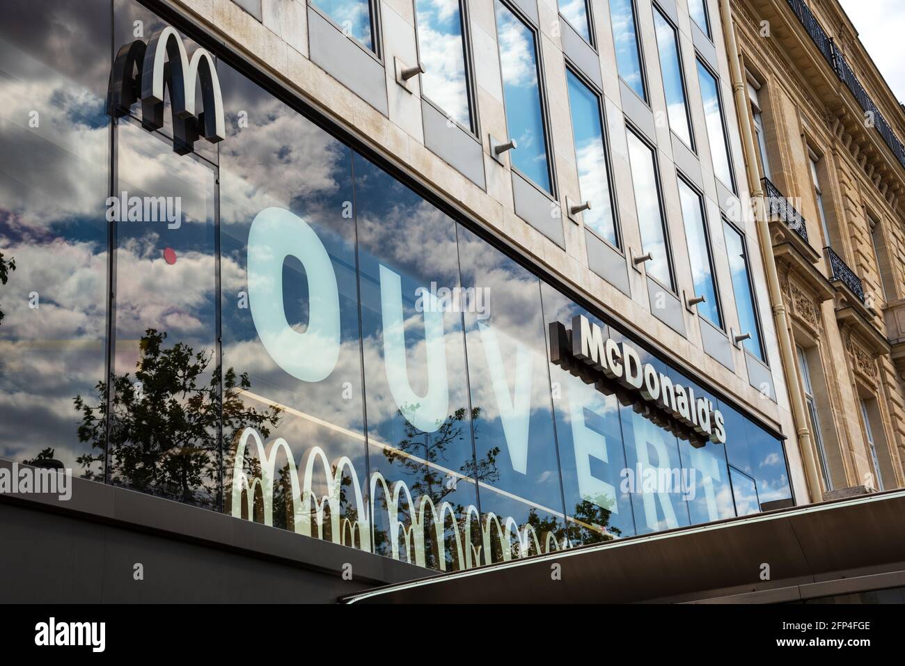 Restaurant mcdonalds champs elysees Banque de photographies et d’images à haute résolution Alamy