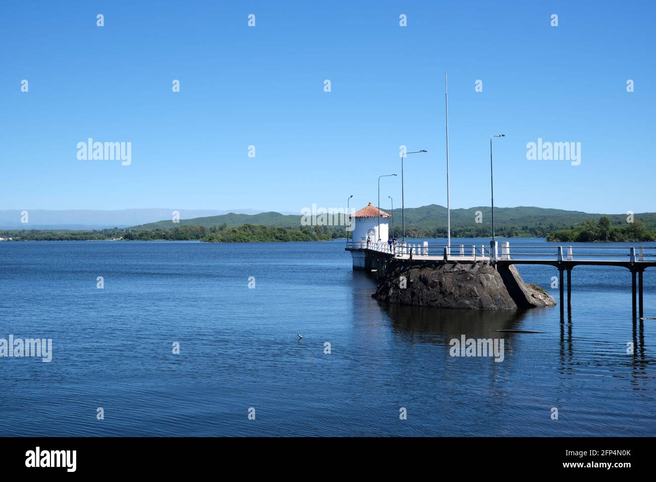 quai d'un lac entre les collines Banque D'Images