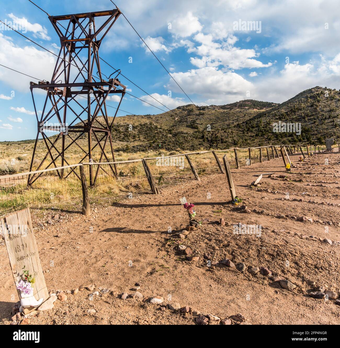 Boot Hill grave Yard se trouve sous le tramway aérien utilisé par le moulin abandonné de Godbe à Piche, Nevada, Etats-Unis Banque D'Images