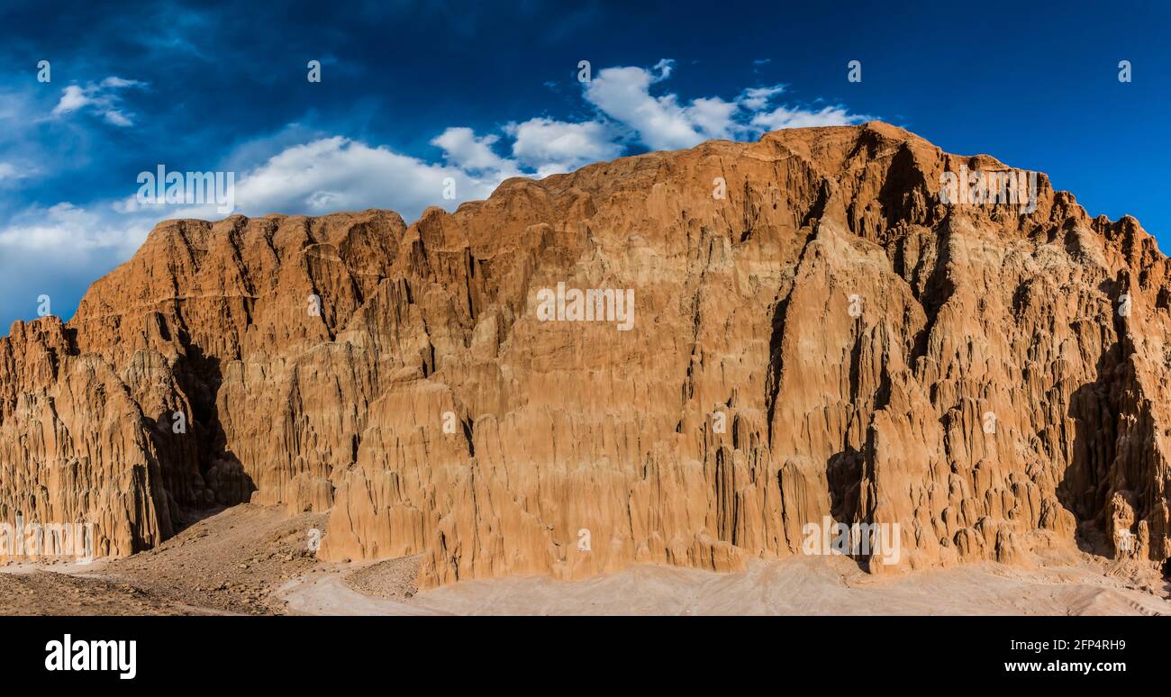 L'escarpement érodé des grottes du Canyon, Cathedral gorge State Park, Nevada, États-Unis Banque D'Images