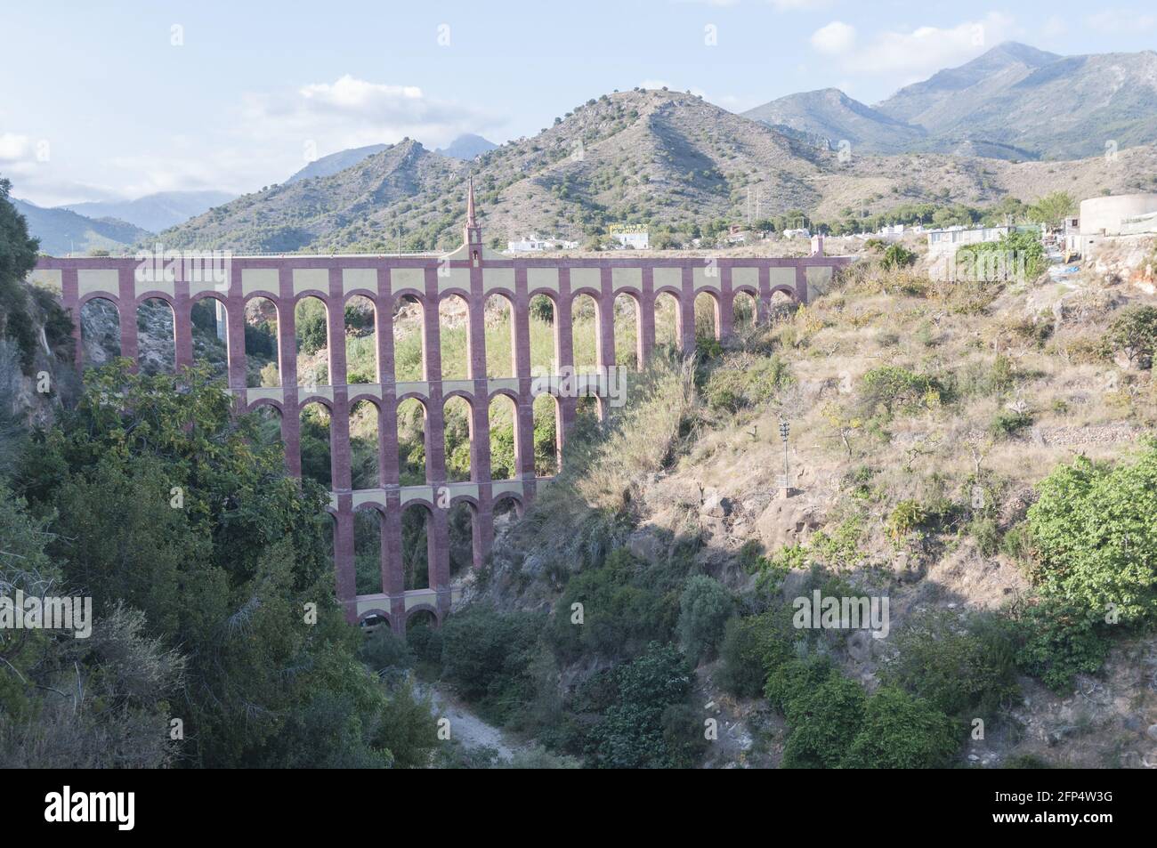 Vue majestueuse de l'Aqueduct Eagle historique à Nerja, Espagne Banque D'Images