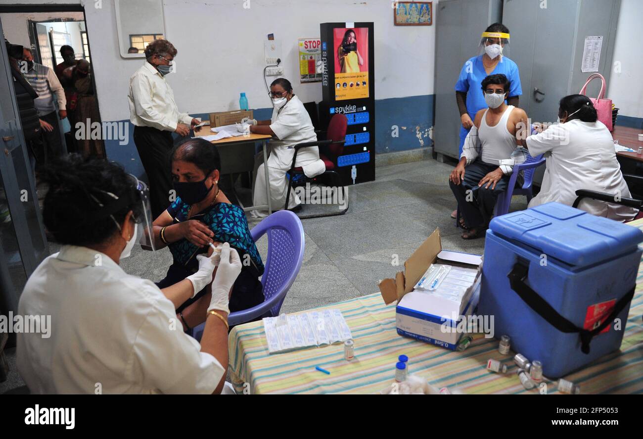 Bangalore, Inde. 20 mai 2021. Les gens reçoivent le vaccin COVID-19 dans un hôpital de Bangalore, Inde, le 20 mai 2021. Credit: STR/Xinhua/Alay Live News Banque D'Images