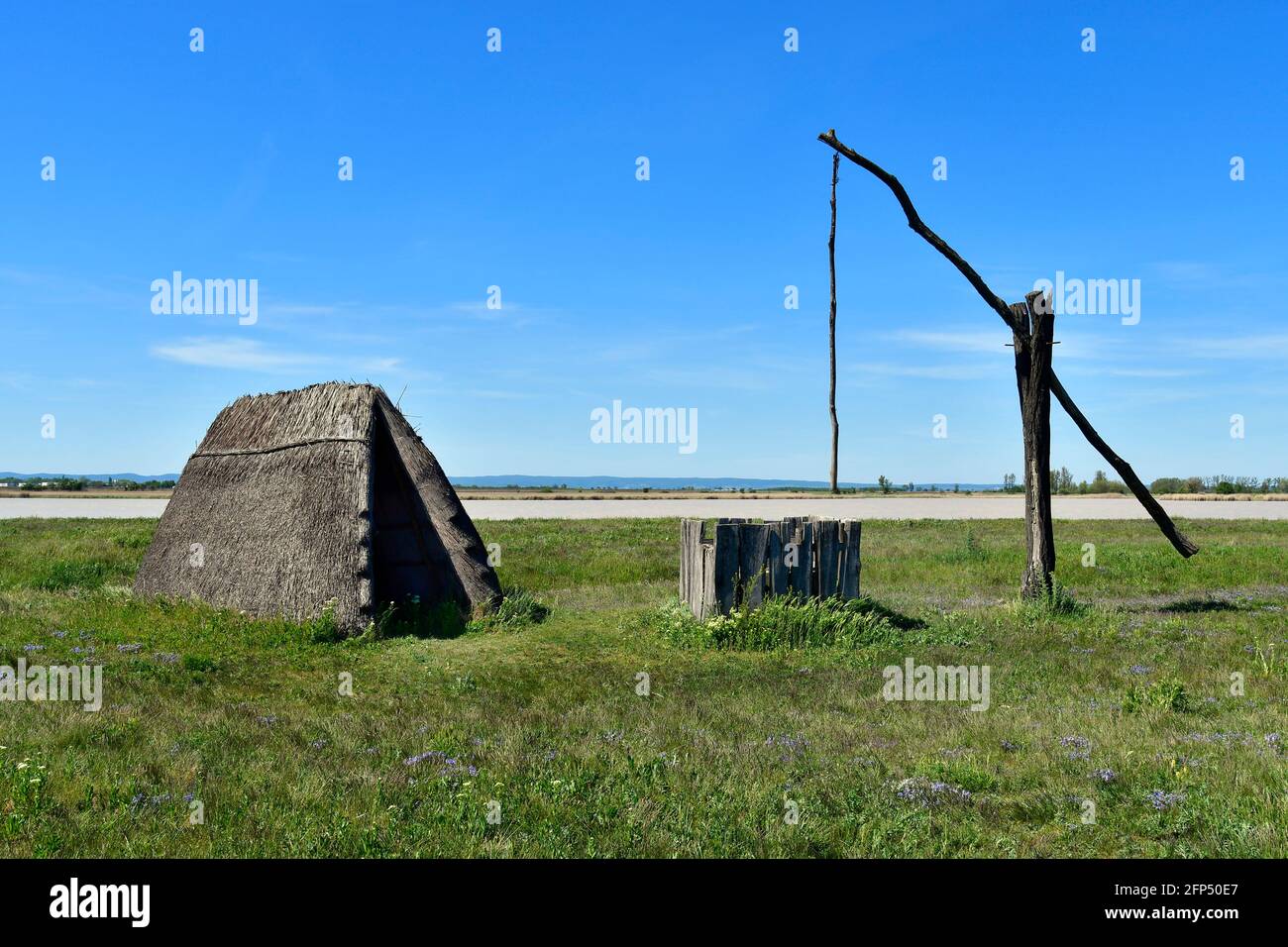 L'Autriche, le traditionnel vieux tire bien et la yourte faite de paille sur le petit lac, une partie de l'Eurasie Steppe dans le Burgenland et une partie de l'Union internationale pour les contre Banque D'Images