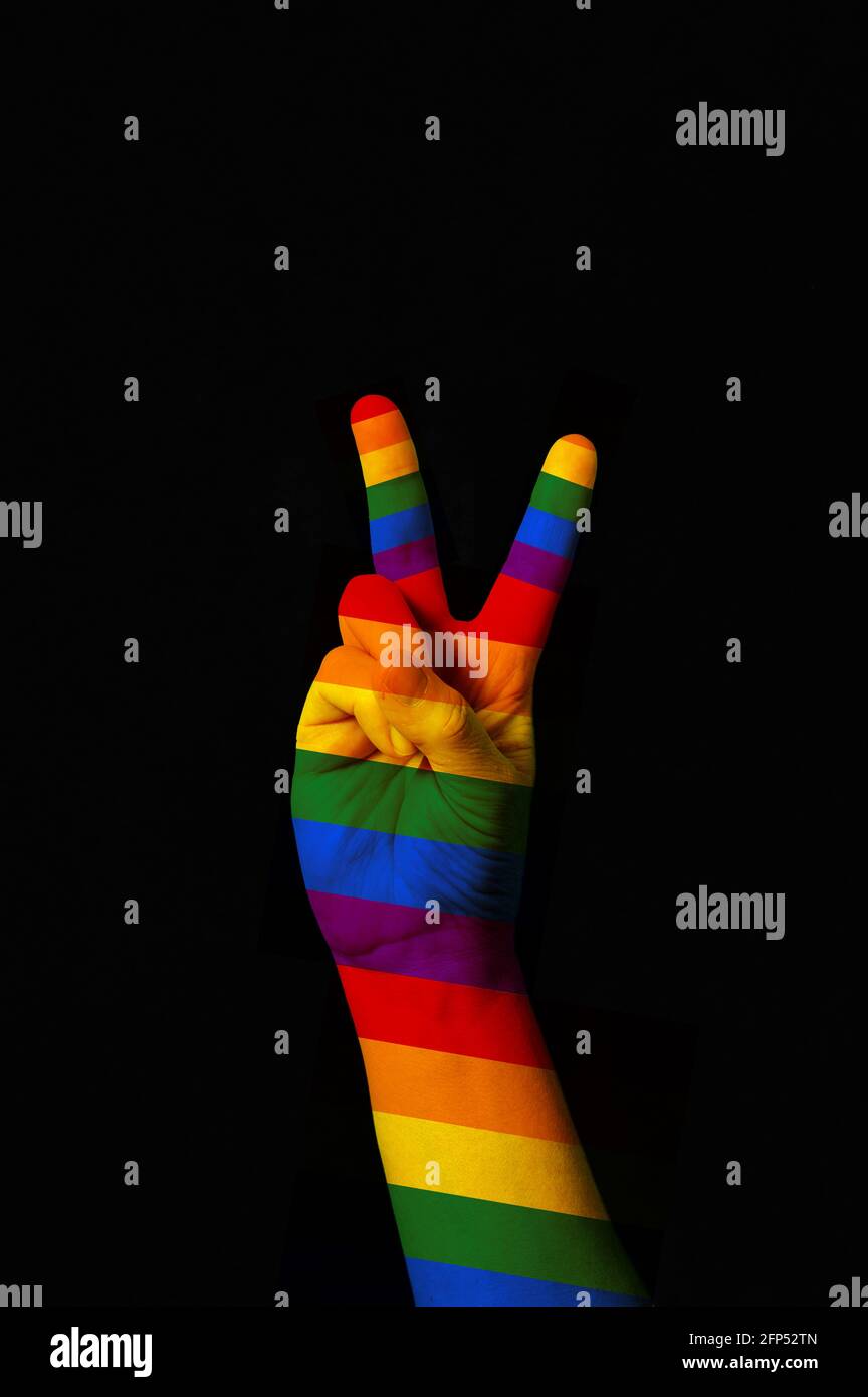 Signe international pour la paix et l'amour gestant sur le backgro noir Banque D'Images