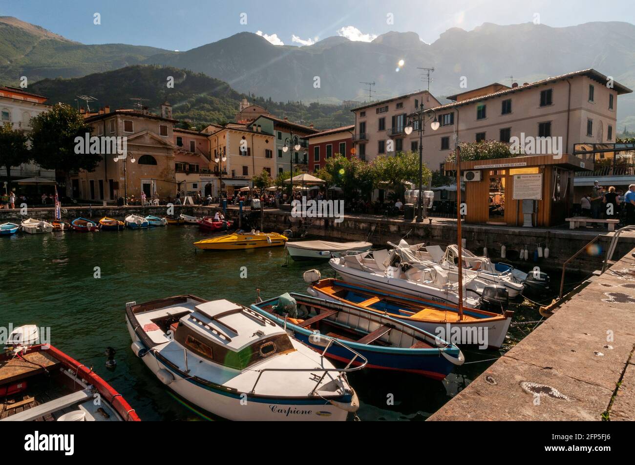 Il porto d'inverno (port) Et port de plaisance dans la ville médiévale de Malcesine sur le Rive est du lac de Garde dans la région de Vénétie de nord de l'Italie Banque D'Images