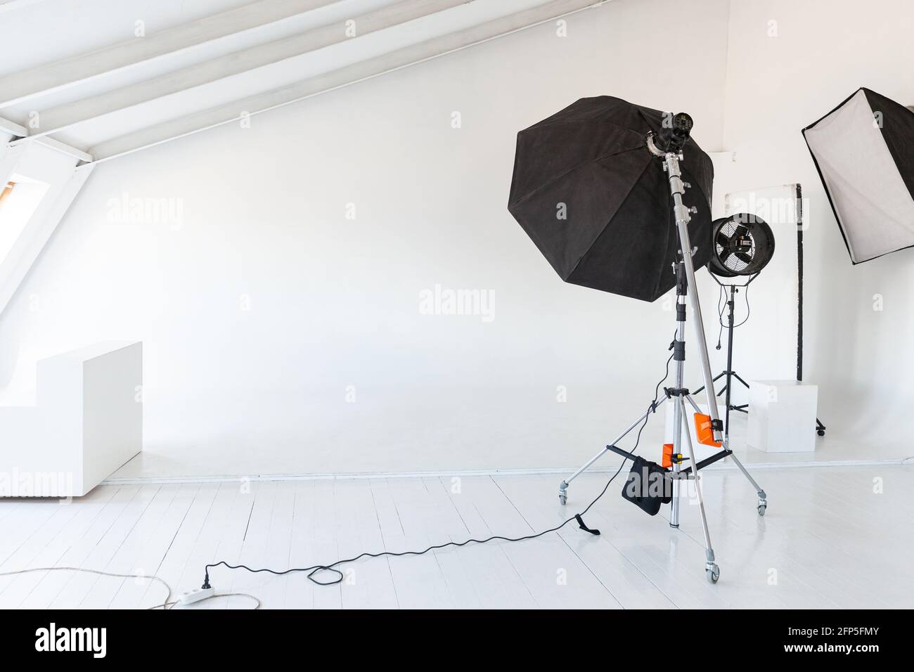 Studio photo vide avec équipement d'éclairage. Intérieur de lieu de travail pour photographe avec équipement de jeu d'outils professionnel. Lumière flash, scènes d'arrière-plan blanches lues Banque D'Images