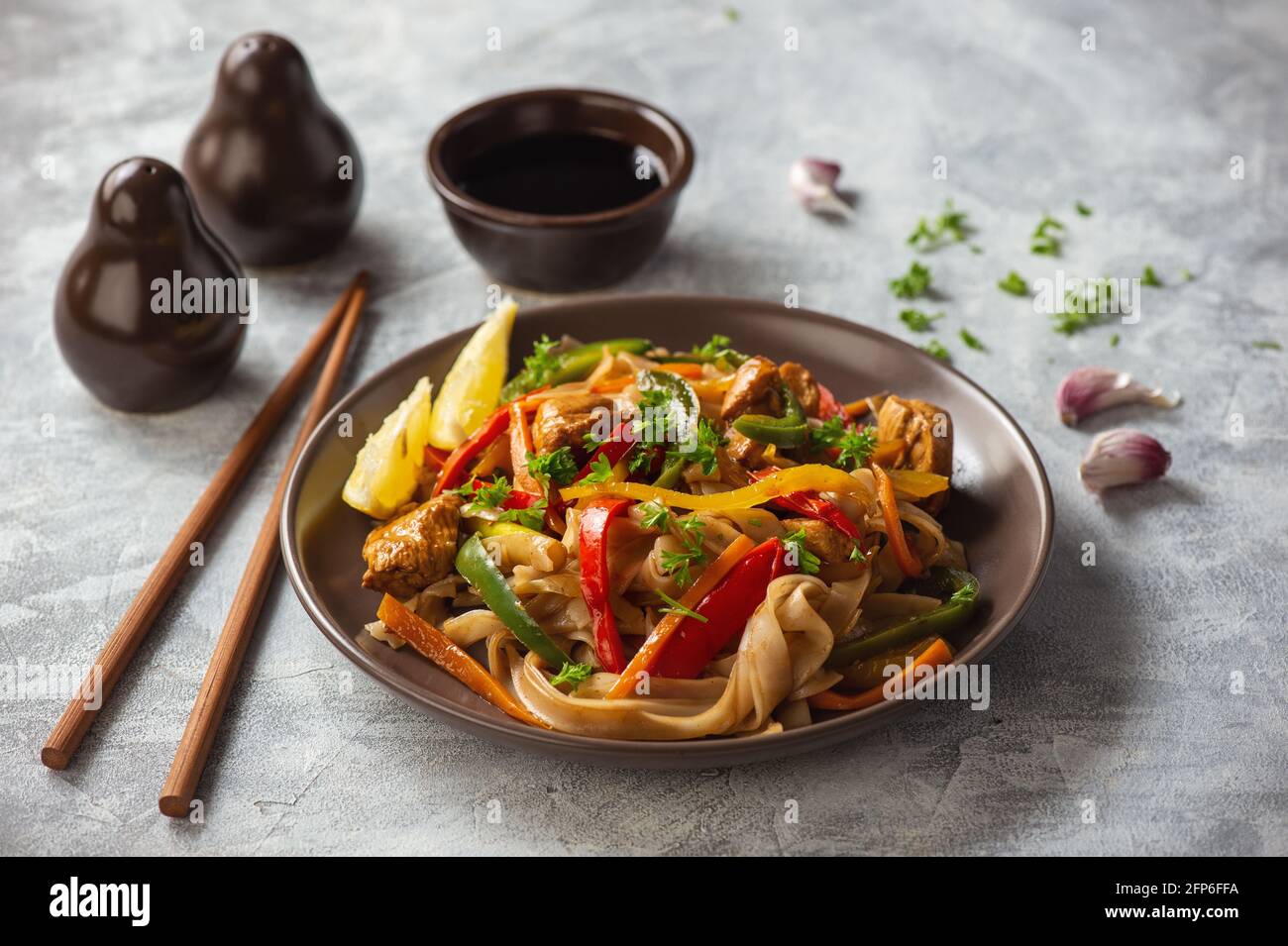 Nouilles de riz au poulet, soja et légumes, cuisine asiatique. Banque D'Images