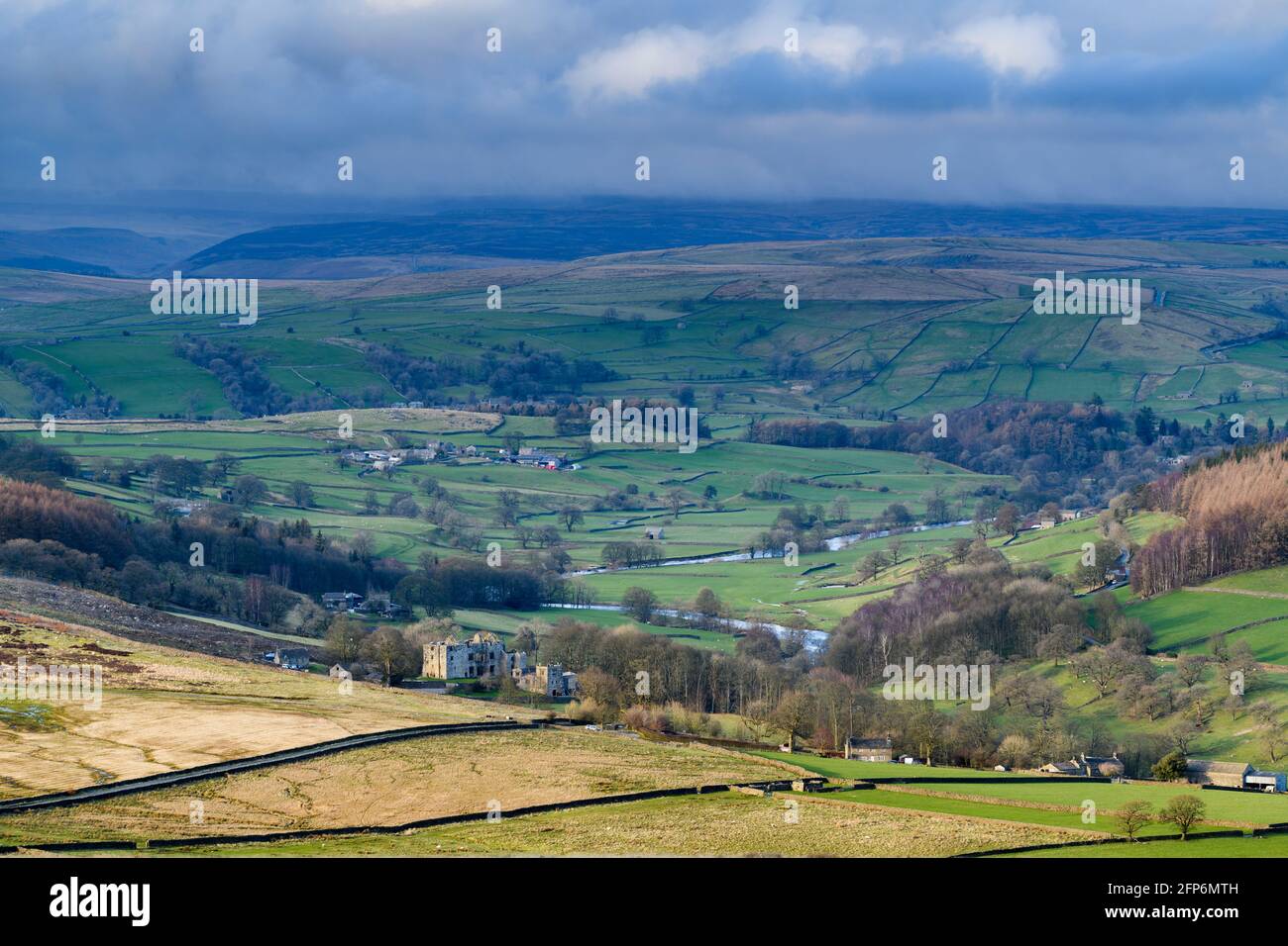 Vue pittoresque sur la région rurale de Wharfedale (large vallée verdoyante, collines ondoyantes, hauts fells et landes, ruines de la tour de jardin illuminée) - Yorkshire Dales Angleterre, Royaume-Uni Banque D'Images