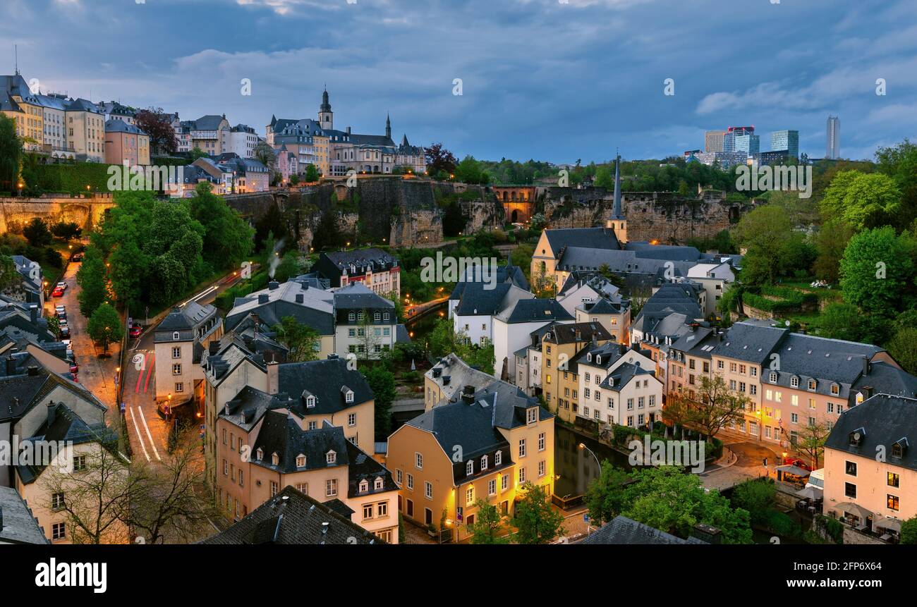 Ville de Luxembourg en une soirée nuageux, paysage urbain depuis un emplacement classique avec vue sur la ville. Luxembourg, Europe. Banque D'Images