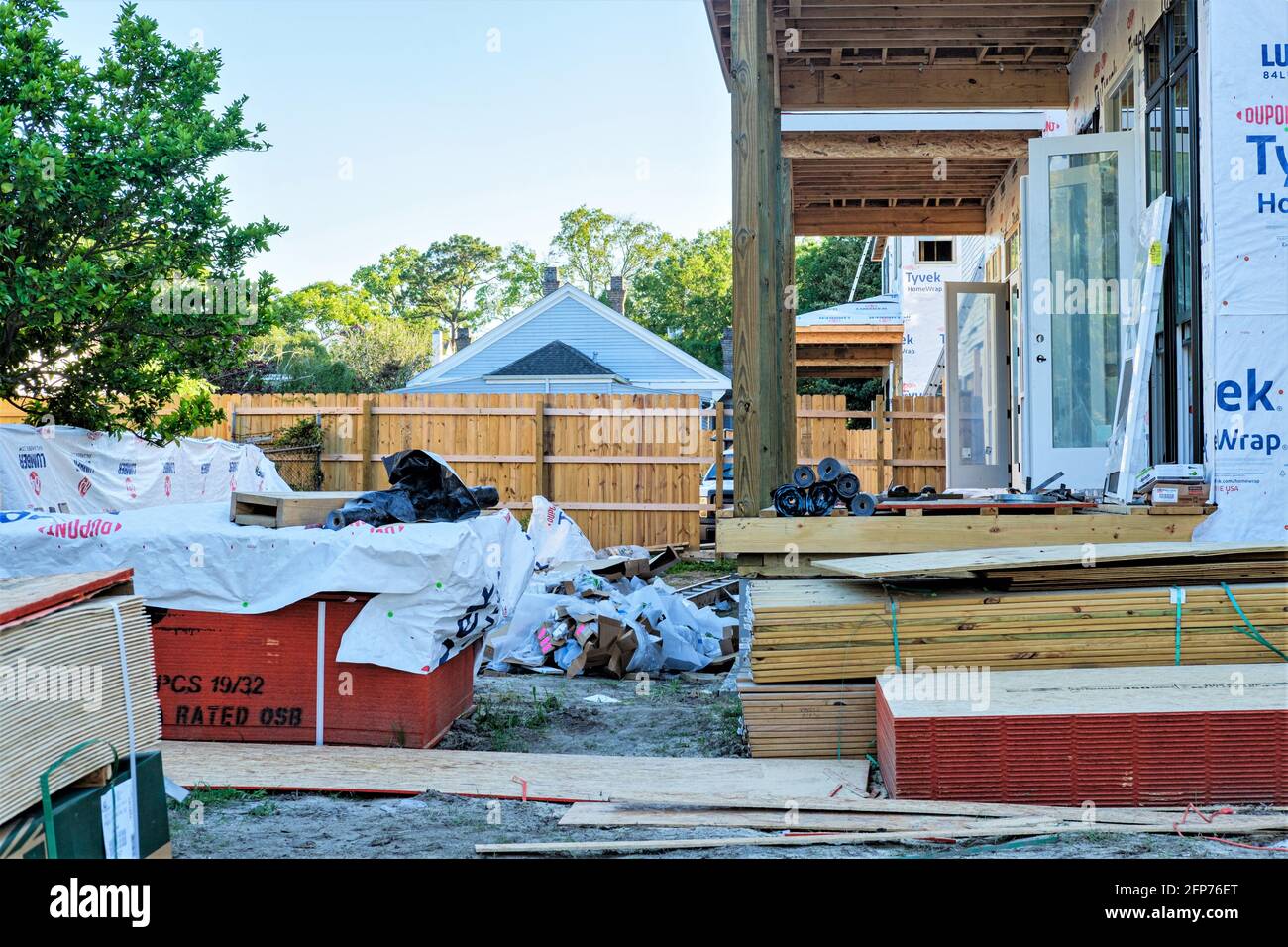 Matériaux de construction sur le terrain de la nouvelle construction dans le quartier Uptown de la Nouvelle-Orléans, Louisiane, États-Unis Banque D'Images
