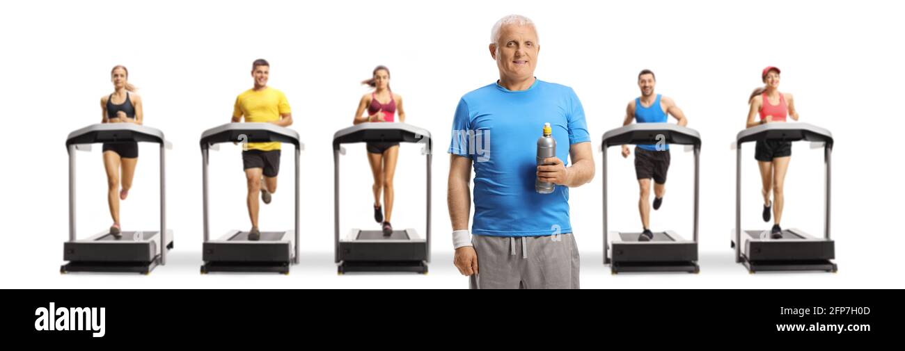 Homme dans une salle de gym tenant une bouteille et les gens courant sur tapis roulants dans le dos isolé sur fond blanc Banque D'Images