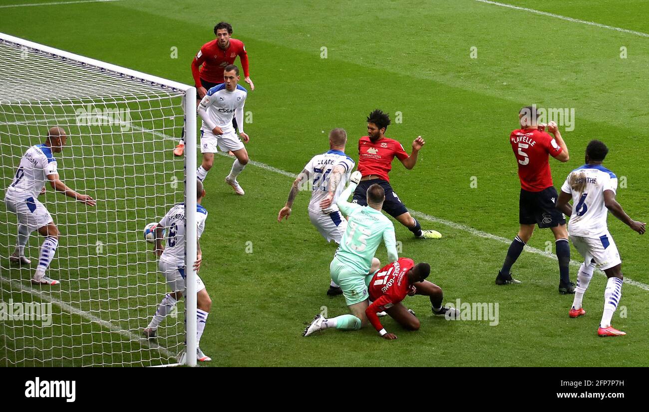 Nathaniel Knight-Percival de Morecambe (au centre) marque le premier but de son côté pendant la deuxième ligue de pari du ciel, demi-finale de jeu à Prenton Park, Tranmere. Date de la photo: Jeudi 20 mai 2021. Banque D'Images