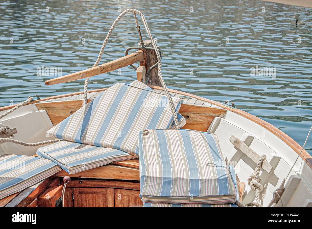 Proue d'un yacht avec des coussins rayés bleus et blancs Banque D'Images