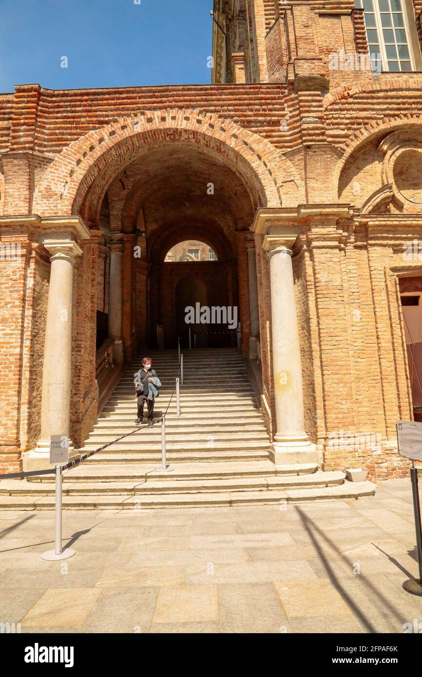 Rivoli / Italie, 20 mai 2021, le plus beau centre de vaccination au monde est situé à l’intérieur du château de Rivoli, près de Turin en Italie. Le musée du Château Banque D'Images