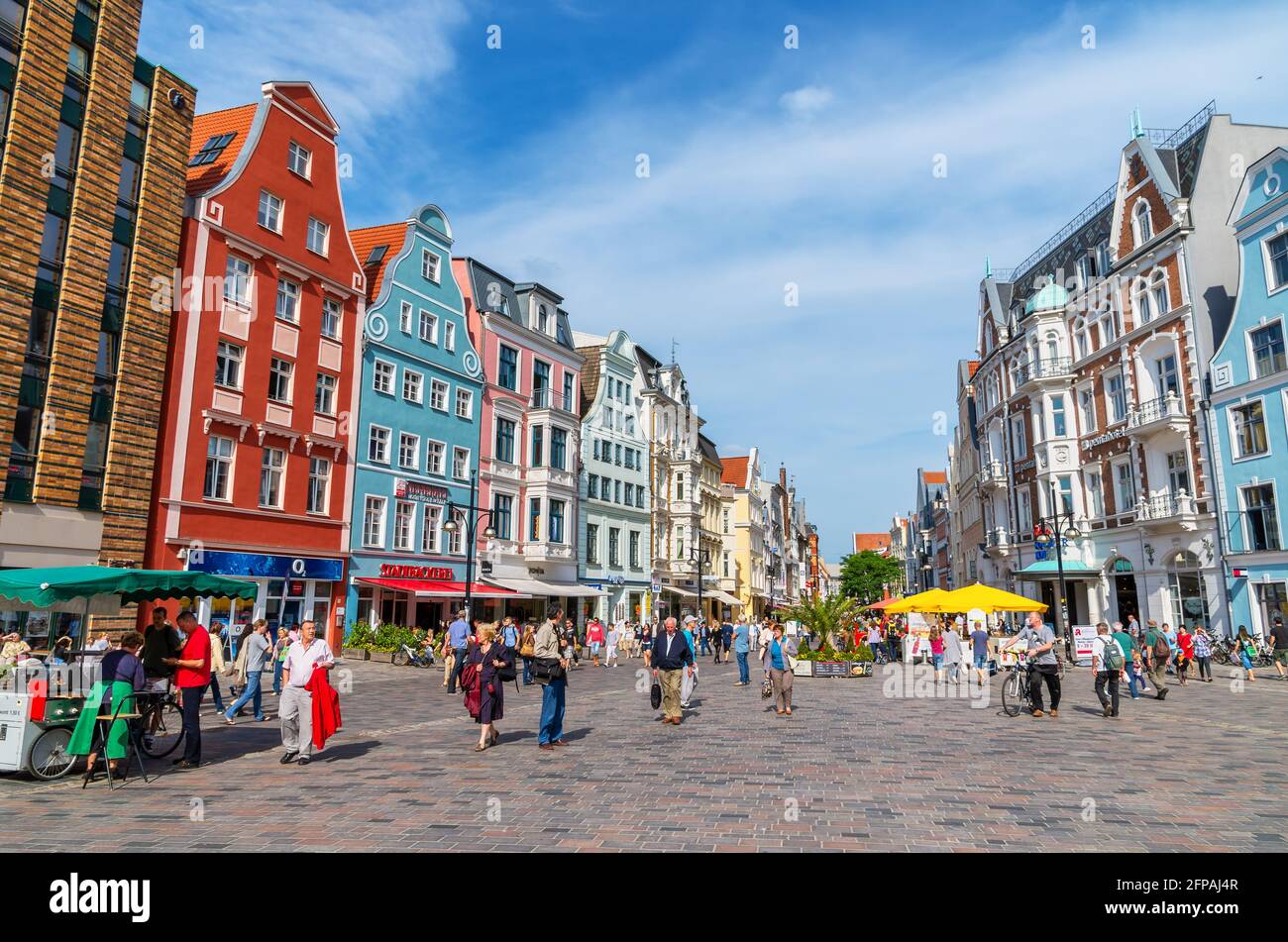 Les gens qui se promeignent dans la rue Kroepeliner. Rostock, Allemagne Banque D'Images