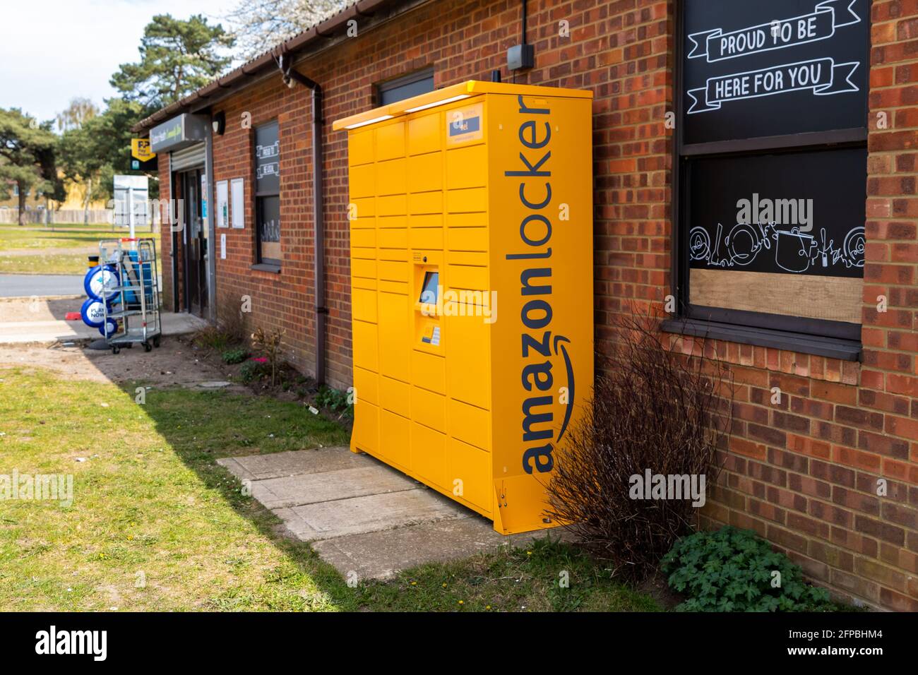 Woodbridge, Suffolk, Royaume-Uni avril 24 2021 : casier Amazon en dehors d'un magasin rural au Royaume-Uni, les clients peuvent récupérer des colis à leur convenance Banque D'Images