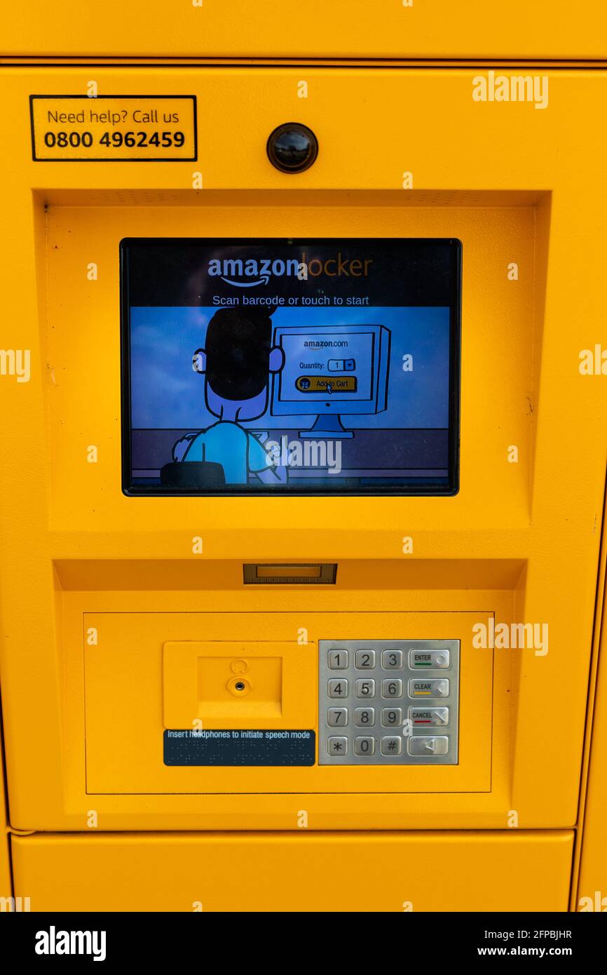 Woodbridge, Suffolk, Royaume-Uni avril 24 2021 : casier Amazon en dehors d'un magasin rural au Royaume-Uni, les clients peuvent récupérer des colis à leur convenance Banque D'Images