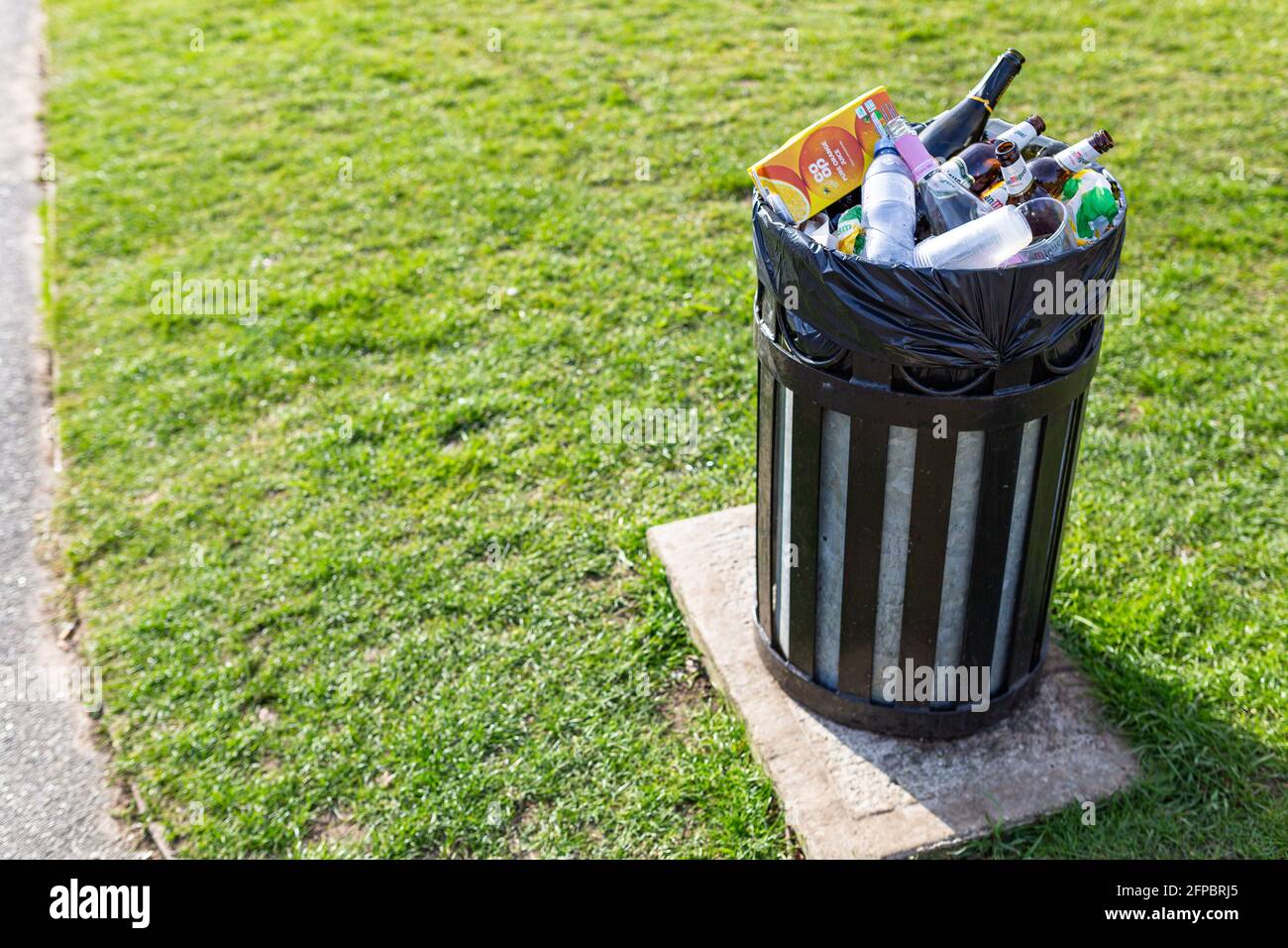 Woodbridge, Suffolk, Royaume-Uni avril 09 2021 : poubelle pleine dans un parc public qui n'a pas été vidé depuis longtemps par les services du conseil Banque D'Images