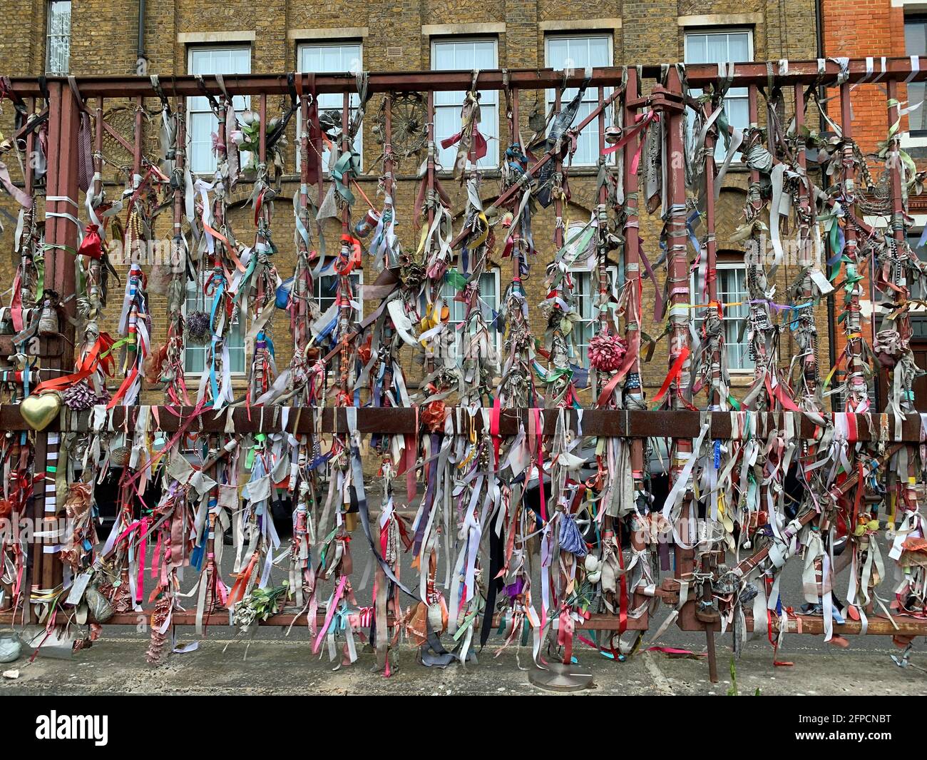 Crossbone Gardens, Londres. Une clôture commémorative avec des rubans et une décoration en souvenir de ceux qui sont enterrés dans le cimetière des paupers Banque D'Images