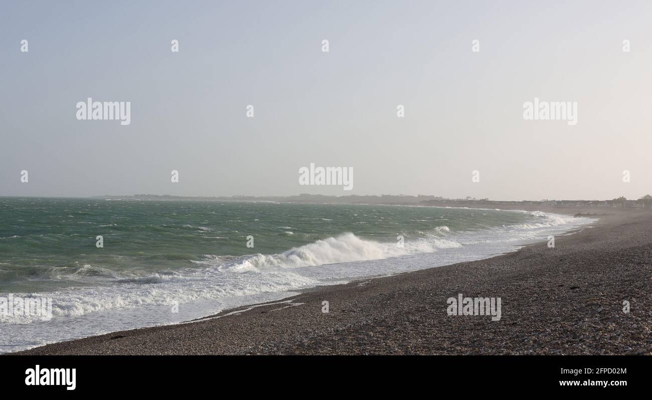 Bognor Regis, Royaume-Uni. 20 mai 2021. Le temps orageux avec des rafales de vent de 40 ou plus ont atteint la côte sud du Royaume-Uni, ici vu à la plage de Pagham, qui a une histoire d'érosion. Credit: Joe Kuis / reportage Alay Banque D'Images
