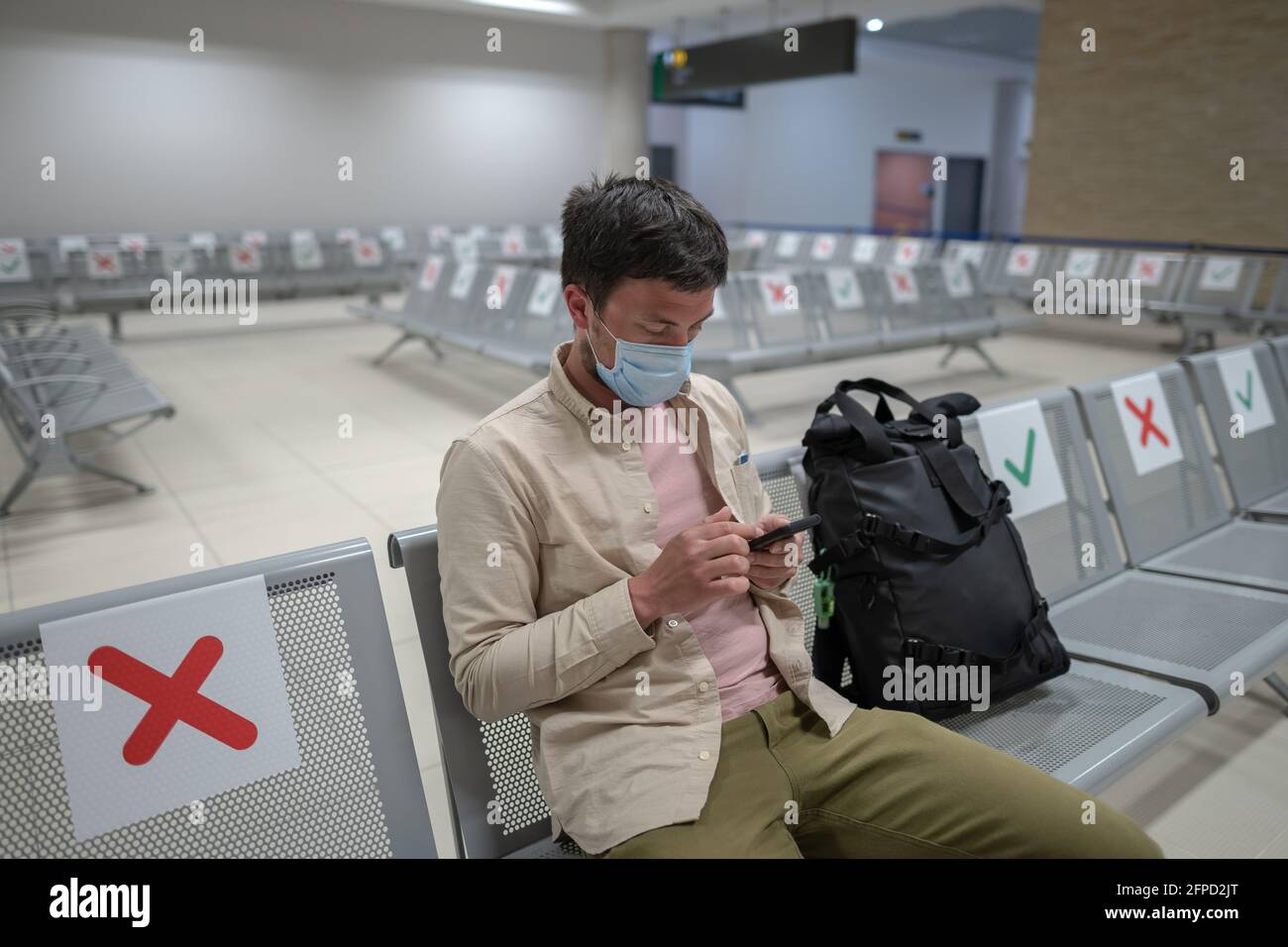 Homme portant un masque de protection contrarié par un vol ...
