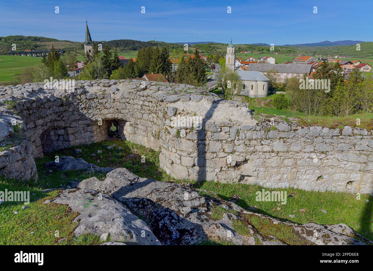 Vue panoramique sur le village de Brinje en Croatie Banque D'Images