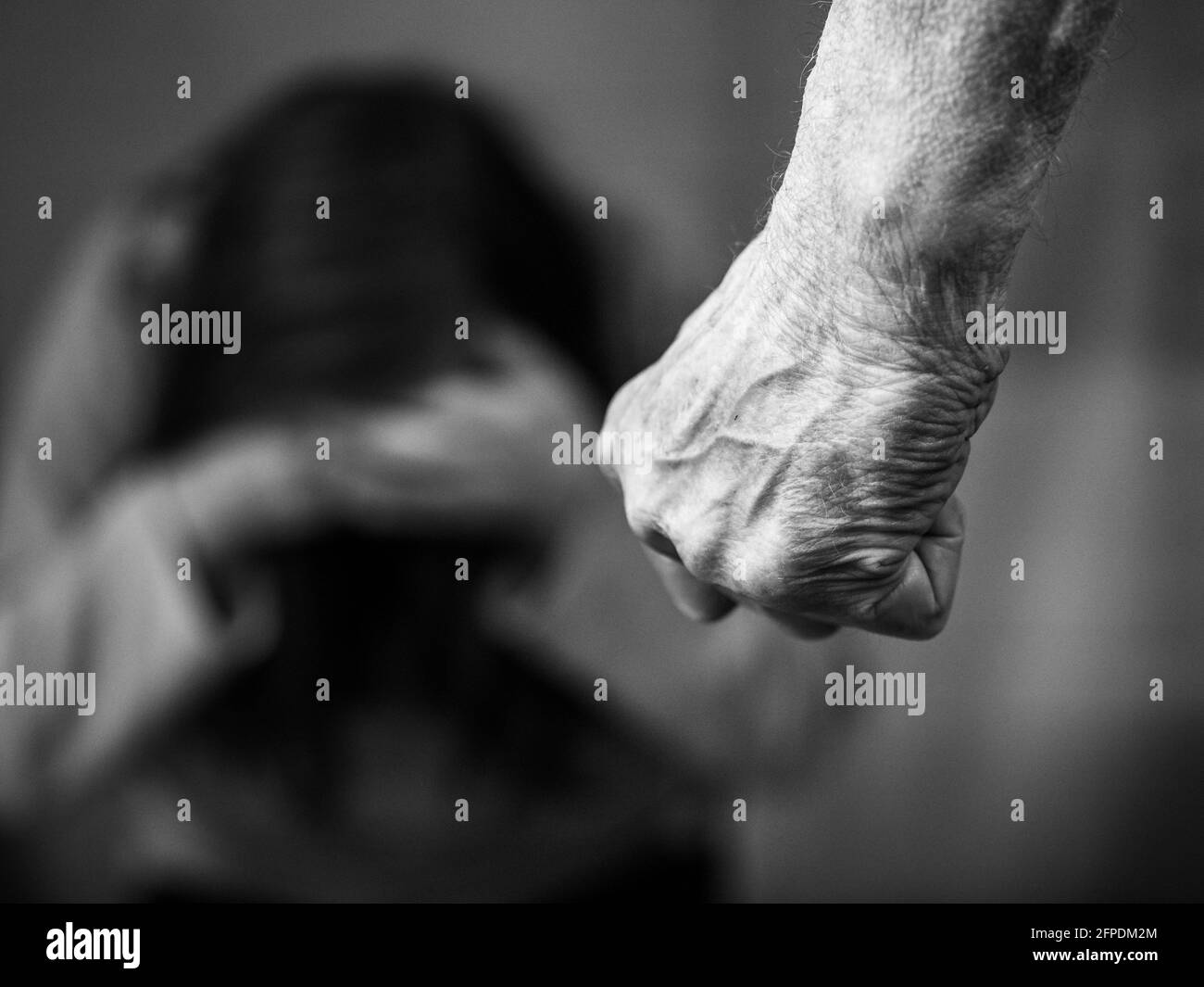 Violence domestique homme contre la femme a serré le poing noir et blanc image Banque D'Images