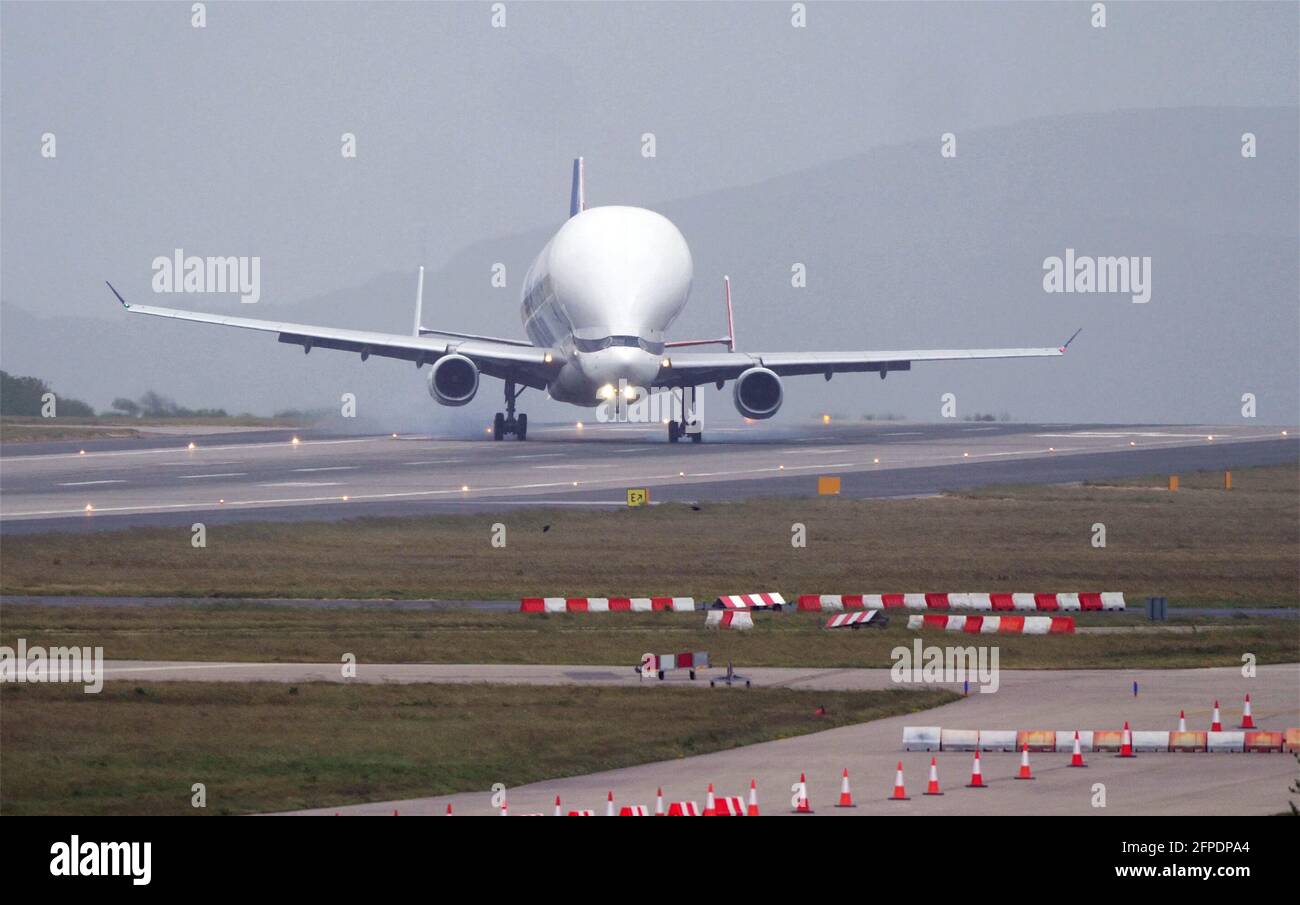 Cornwall UK, Newquay Cornwall Airport, l'aéroport du G7 désigné a connu une peur comme étant le plus grand avion commercial au monde, l'airbus de Beluga a été pris par des vents de force gale pendant l'atterrissage. L'avion a été poussé à un angle par rapport à la piste et le contact avec la roue était très irrégulier. Les pneus de l'avion fumaient sous la pression. L'Airbus Industry est basé en France, mais utilise régulièrement l'aéroport de Cornwall pour les vols de formation des équipages. 20 mai 2021. Crédit : Robert Taylor/Alay Live News Banque D'Images