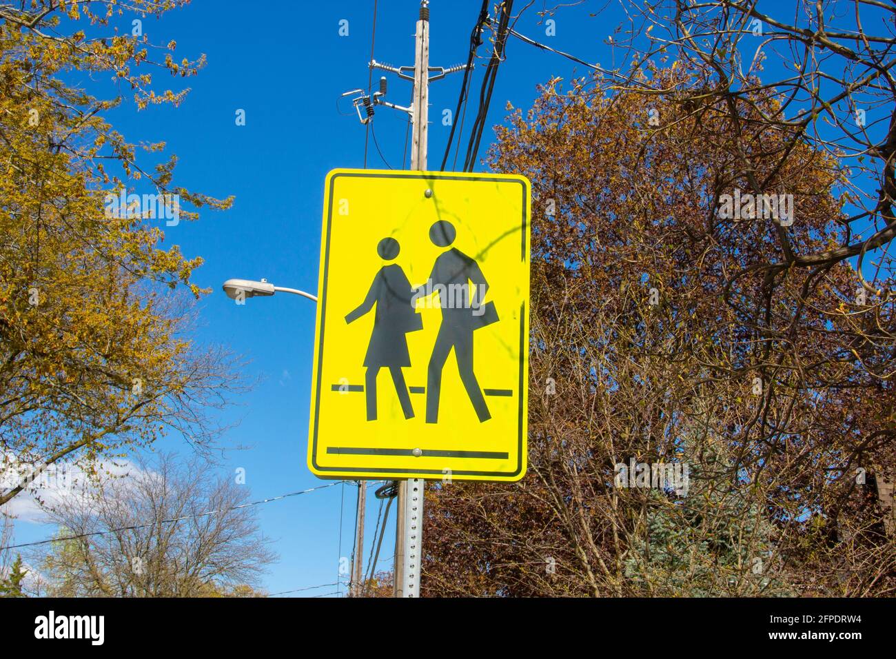 Les enfants de l'école traversent le panneau de signalisation Banque D'Images