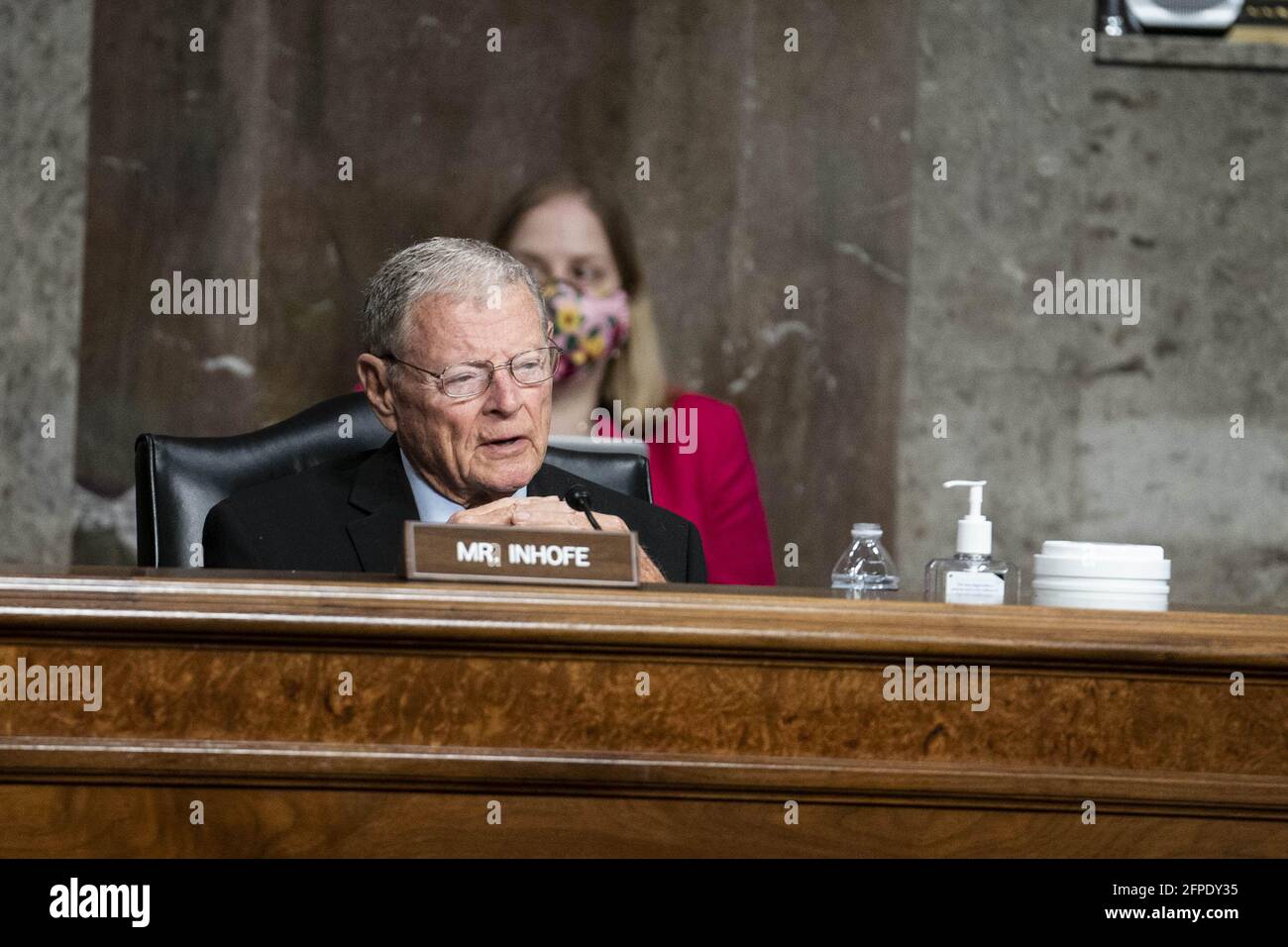 Washington, États-Unis. 20 mai 2021. Le sénateur James M. Inhofe (R-OK), membre du Comité des forces armées, parle lors d'une audition sur "la transition de toutes les forces des États-Unis et de la Coalition depuis l'Afghanistan et ses implications" à Capitol Hill à Washington, DC, le jeudi 20 mai 2021. Corps de marine Brig. Le général Matthew G. Trollinger, directeur adjoint des affaires politico-militaires pour l'état-major interarmées, et David F. Helvey, secrétaire adjoint intérimaire de la Défense pour les affaires Indo-Pacifique, ont témoigné. Photo de Sarah Silbiger/UPI crédit: UPI/Alay Live News Banque D'Images