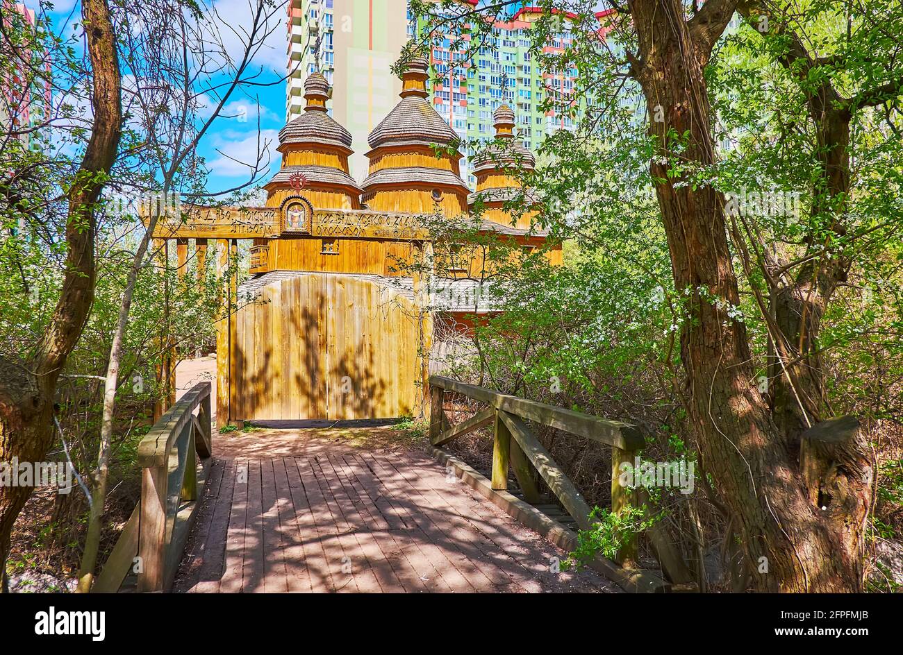 Le pont en bois et une porte à l'église en bois antique de Mamajeva Sloboda Cossack Village, Kiev, Ukraine Banque D'Images