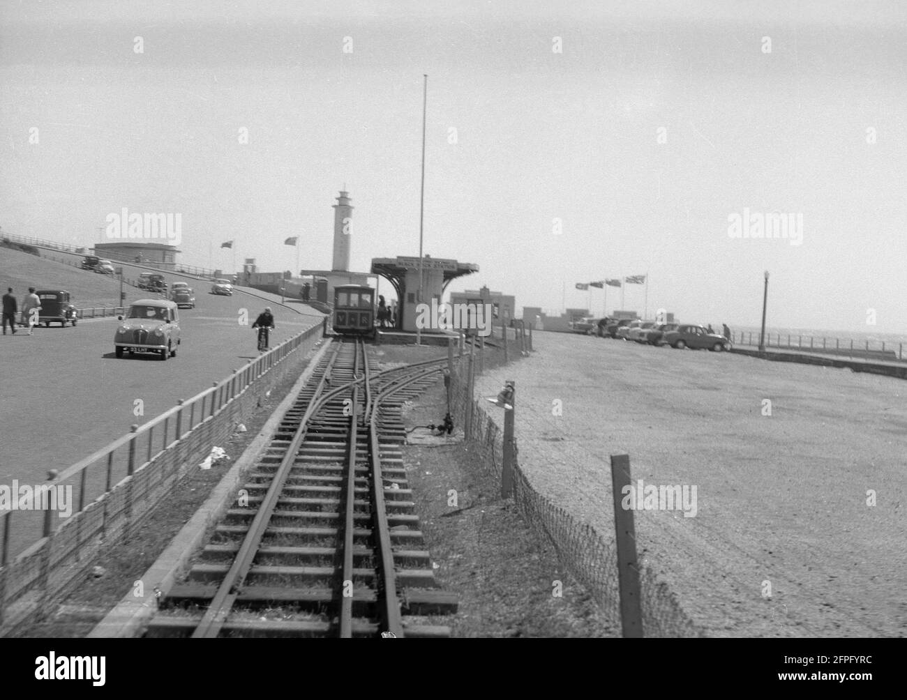 1962, historique, vue de la plate-forme ferroviaire et du train sur le chemin de fer étroit, le Volk's Electric Railway (VER ou VR) qui longe le front de mer de Brighton, Angleterre, Royaume-Uni. Construit pour la première fois par l'inventeur et ingénieur électrique de Briitsh Magnus Volk en 1883, il est resté en service depuis. Banque D'Images