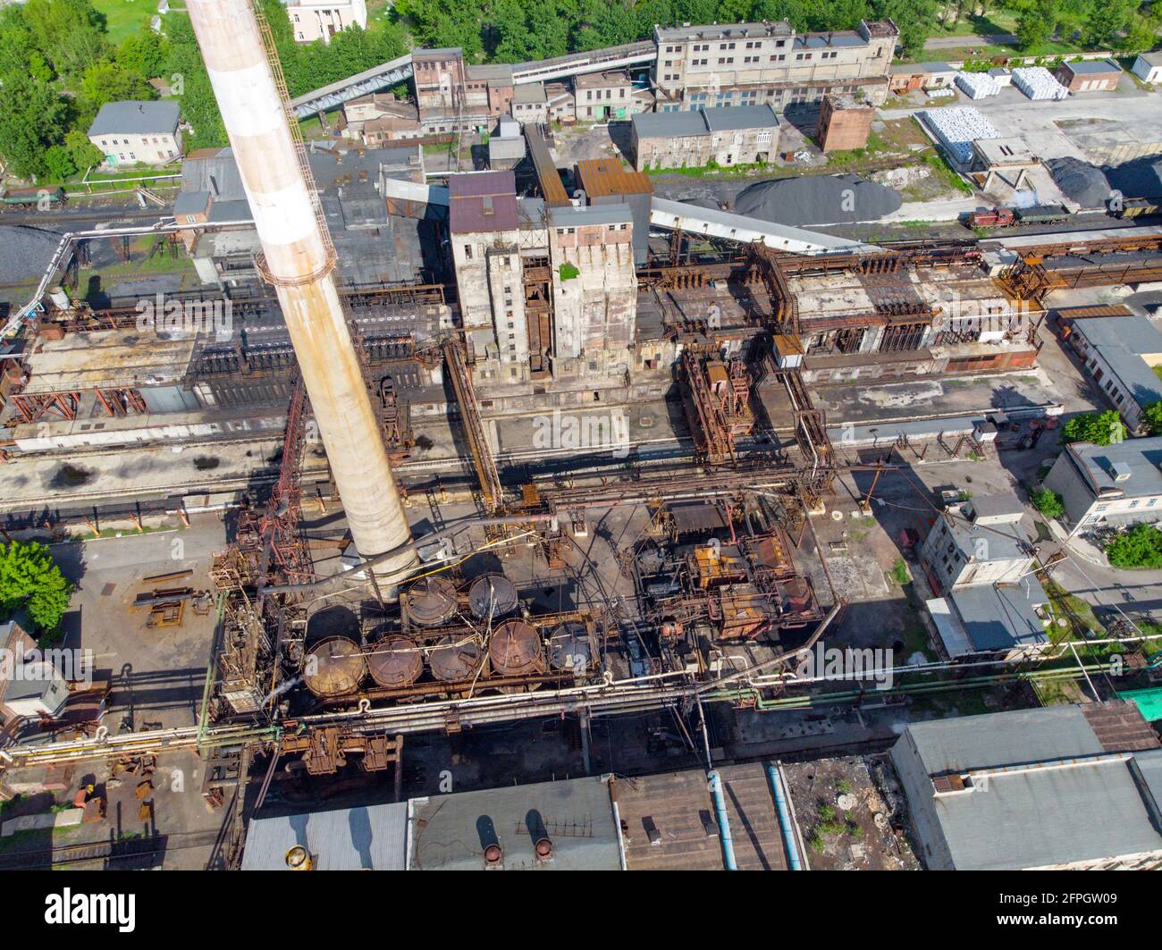 Tir de drone aérien d'une ancienne zone industrielle avec cheminée. Concept de pollution de l'air Banque D'Images