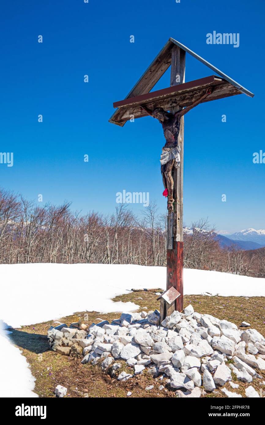 Vue de la croix chrétienne sur le sommet de la montagne, pas de personne jour bleu ciel clair hiver neige, concept de spiritualité Banque D'Images
