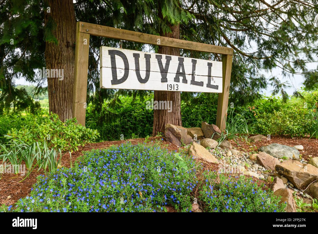 18 mai 2021; UNE pancarte en bois avec plaque de suspension pour la ville de Duvall dans la vallée de Snoqualmie, dans l'ouest de l'État de Washington Banque D'Images
