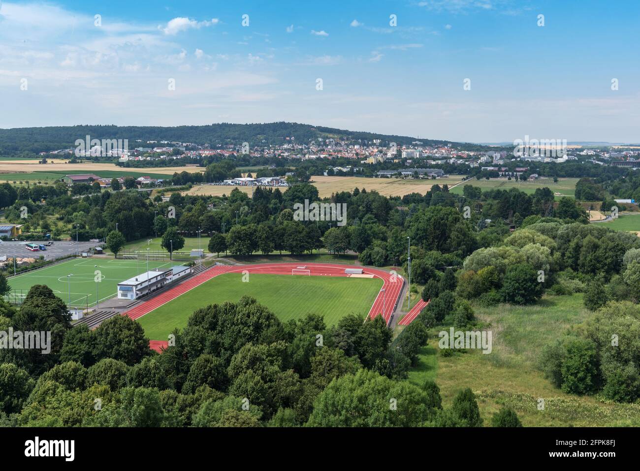 Vue depuis le château de Friedberg vers un centre sportif et la ville de Bad Nauheim, Hesse, Allemagne Banque D'Images