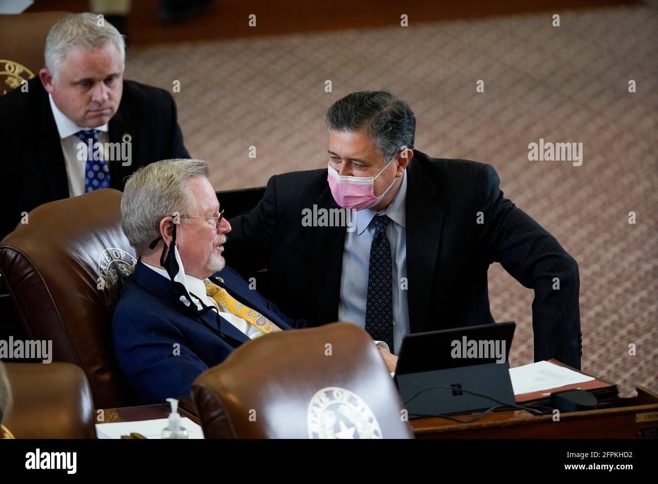 Les législateurs de la Maison du Texas travaillent à négocier, à rédiger des lois et à adopter des projets de loi à la 87e session de l'Assemblée législative du Texas à Austin. Chacun des 150 membres est élu pour un mandat de deux ans. Le représentant de l'État RICHARD RAYMOND, D-Laredo, parle avec un collègue. Banque D'Images