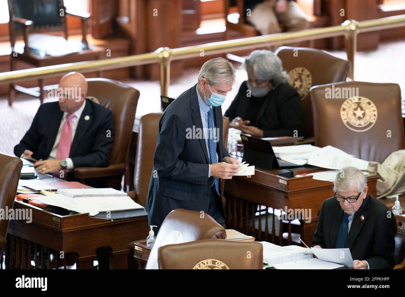 Les législateurs de la Maison du Texas travaillent à négocier, à rédiger des lois et à adopter des projets de loi à la 87e session de l'Assemblée législative du Texas à Austin. Chacun des 150 membres est élu pour un mandat de deux ans. Le représentant Ed THOMPSON R-Pearland travaille avec ses feuilles de promesse. Banque D'Images