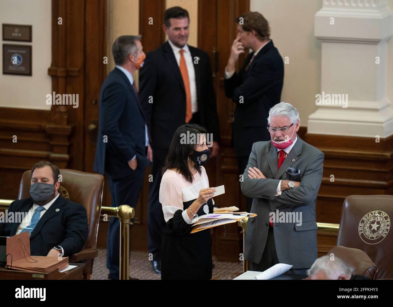 Les législateurs de la Maison du Texas travaillent à négocier, à rédiger des lois et à adopter des projets de loi à la 87e session de l'Assemblée législative du Texas à Austin. Chacun des 150 membres est élu pour un mandat de deux ans. DaN HUBERTY, R-Kingwood (r) parle avec un collègue. Banque D'Images