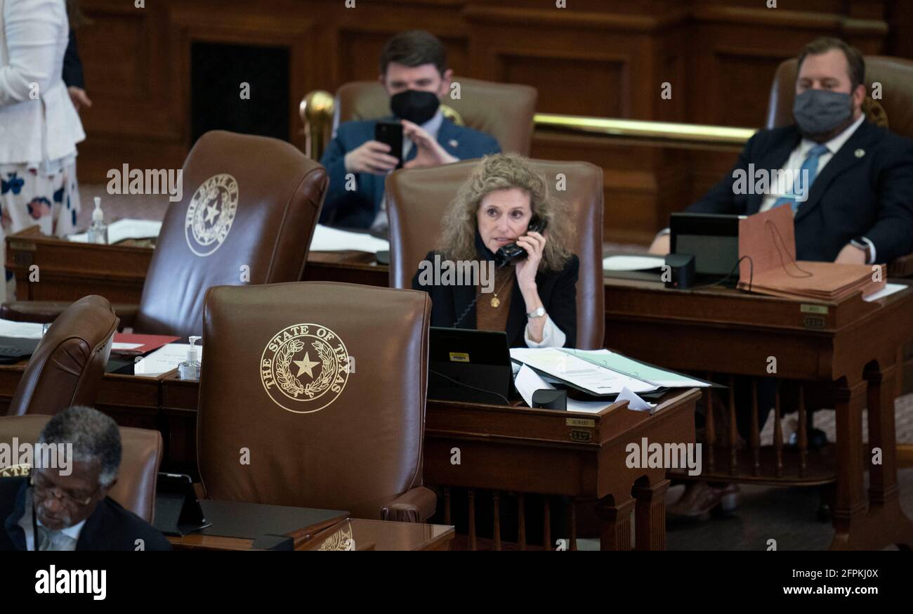 Les législateurs de la Maison du Texas travaillent à négocier, à rédiger des lois et à adopter des projets de loi à la 87e session de l'Assemblée législative du Texas à Austin. Chacun des 150 membres est élu pour un mandat de deux ans. La Représentante d'État DONNA HOWARD, D-Austin, parle à un électeur. Banque D'Images