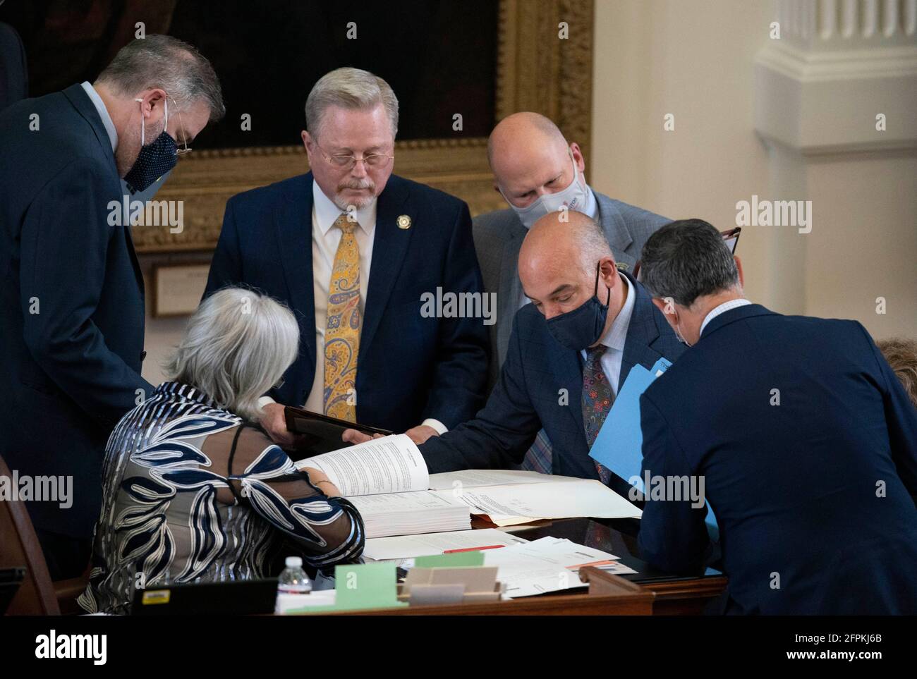 Les législateurs de la Maison du Texas travaillent à négocier, à rédiger des lois et à adopter des projets de loi à la 87e session de l'Assemblée législative du Texas à Austin. Chacun des 150 membres est élu pour un mandat de deux ans. Chris TURNER, représentant d'État, D-Dallas (c), président du caucus démocrate, s'attaque à un point d'ordre (POO). Banque D'Images